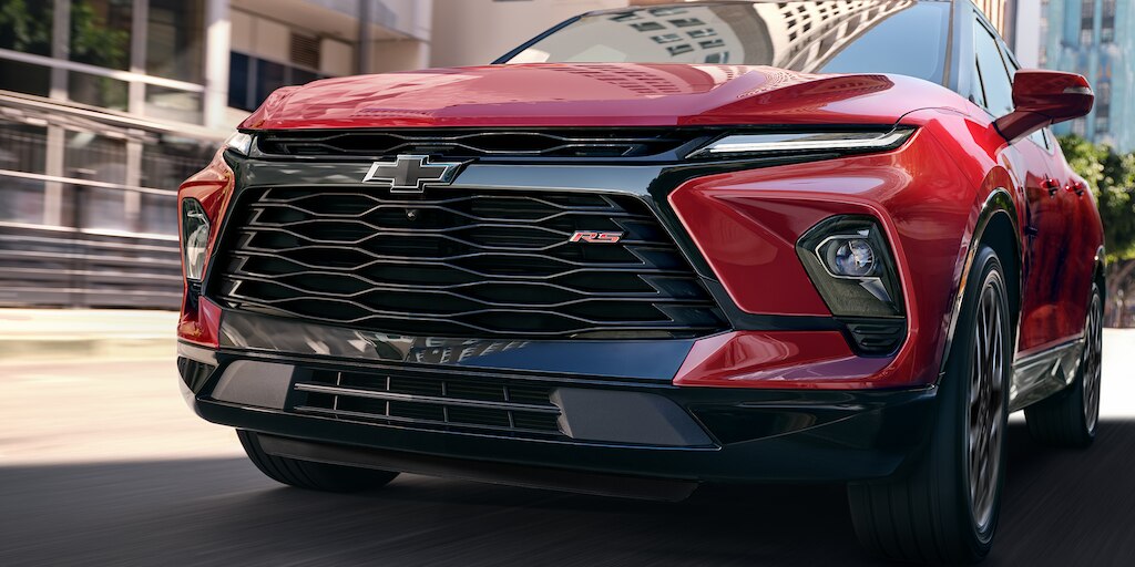 Chevrolet Blazer 2023, camioneta mediana con nuevo diseño de parrilla y rines en aluminio
