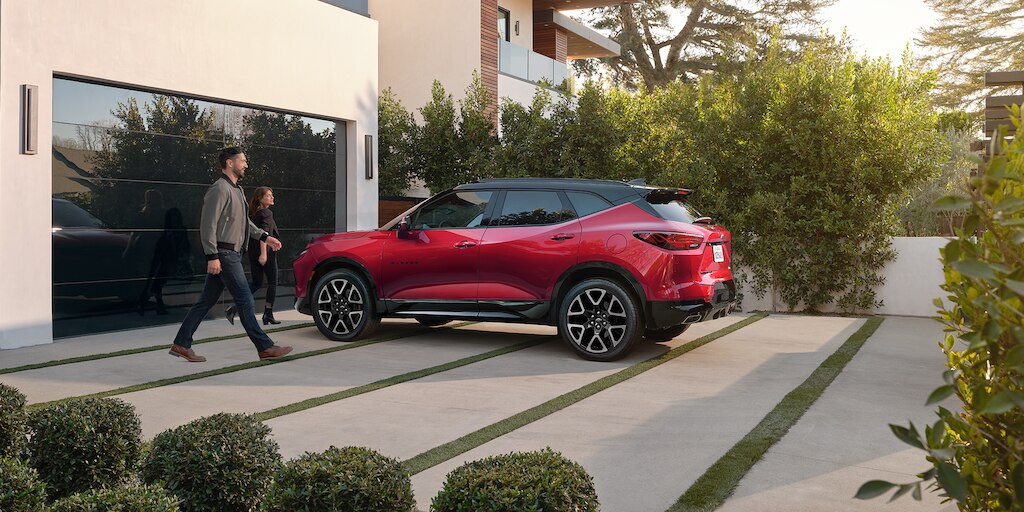 Nuevas luces diurnas y luces traseras, así como doble escape rectangular para Chevrolet Blazer 2023, camioneta mediana
